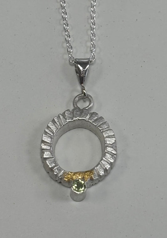 Sterling silver & 24ct gold textured pendant with peridot