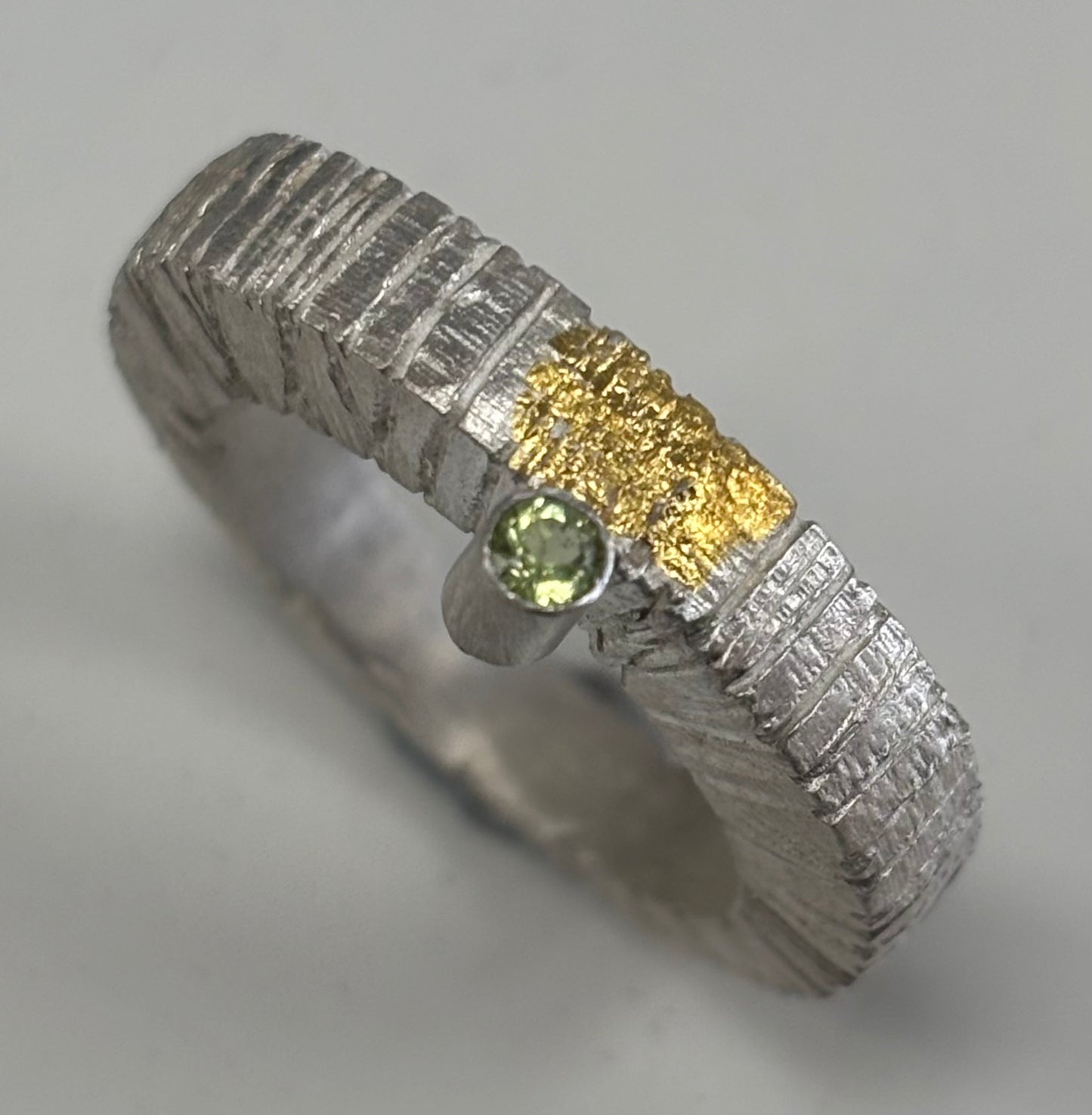 Sterling silver & 24ct gold textured ring with peridot