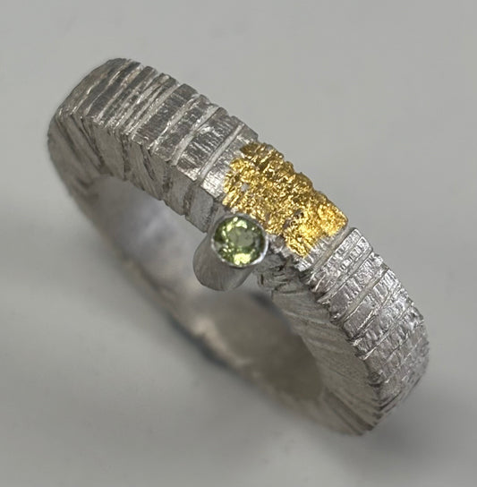 Sterling silver & 24ct gold textured ring with peridot